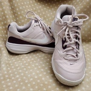 Woman  size 8 nike